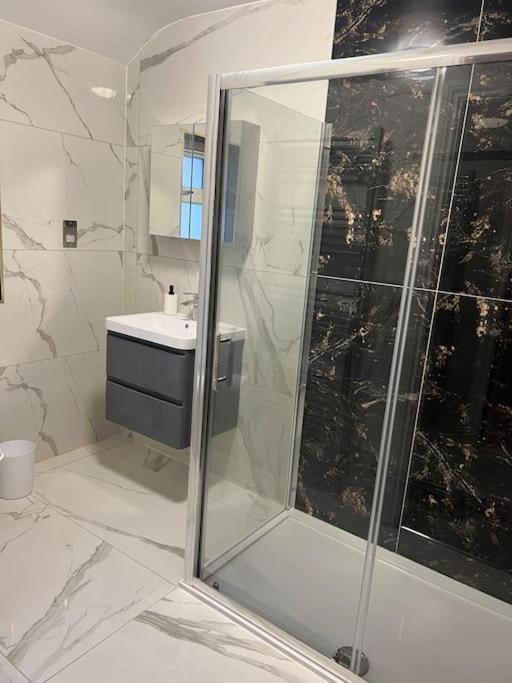 Potters Hideout- 2 Bedroom 2 Bathroom Apartment Watford  Ngoại thất bức ảnh