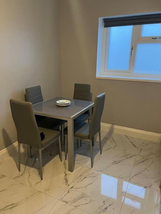 Potters Hideout- 2 Bedroom 2 Bathroom Apartment Watford  Ngoại thất bức ảnh