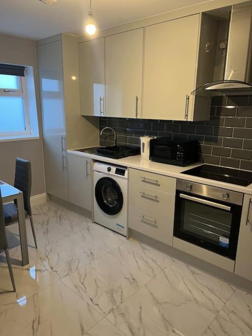 Potters Hideout- 2 Bedroom 2 Bathroom Apartment Watford  Ngoại thất bức ảnh
