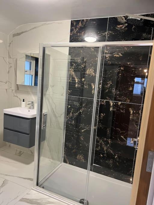 Potters Hideout- 2 Bedroom 2 Bathroom Apartment Watford  Ngoại thất bức ảnh